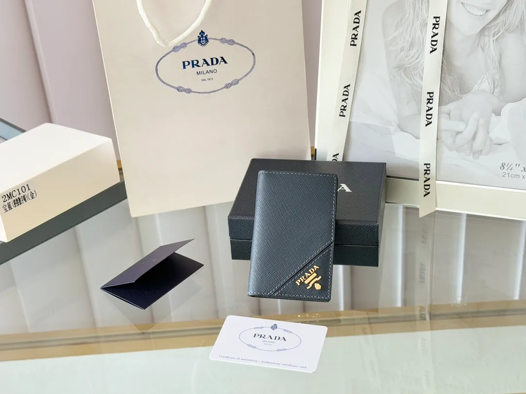 Prada cross pattern unisex card holder, can be placed in pockets, bags, and can be held in the hand. Made of cross pattern imported calfskin, pocket card holder, can hold change, 6 card slots, simple, elegant and fashionable. Model 2MC101, color as shown in the picture, size 11×7cm, original quality