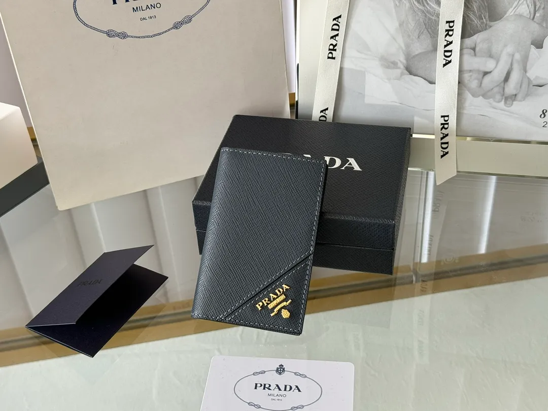 Prada cross pattern unisex card holder, can be placed in pockets, bags, and can be held in the hand. Made of cross pattern imported calfskin, pocket card holder, can hold change, 6 card slots, simple, elegant and fashionable. Model 2MC101, color as shown in the picture, size 11×7cm, original quality