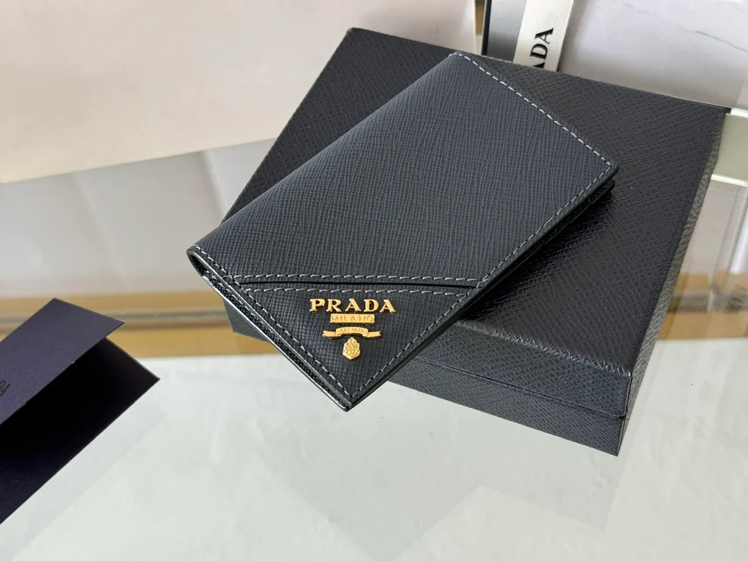 Prada cross pattern unisex card holder, can be placed in pockets, bags, and can be held in the hand. Made of cross pattern imported calfskin, pocket card holder, can hold change, 6 card slots, simple, elegant and fashionable. Model 2MC101, color as shown in the picture, size 11×7cm, original quality