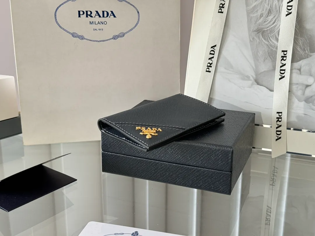 Prada cross pattern unisex card holder, can be placed in pockets, bags, and can be held in the hand. Made of cross pattern imported calfskin, pocket card holder, can hold change, 6 card slots, simple, elegant and fashionable. Model 2MC101, color as shown in the picture, size 11×7cm, original quality