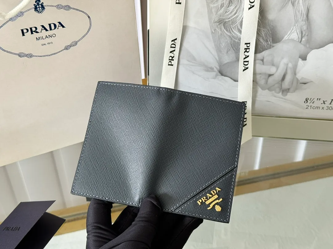 Prada cross pattern unisex card holder, can be placed in pockets, bags, and can be held in the hand. Made of cross pattern imported calfskin, pocket card holder, can hold change, 6 card slots, simple, elegant and fashionable. Model 2MC101, color as shown in the picture, size 11×7cm, original quality