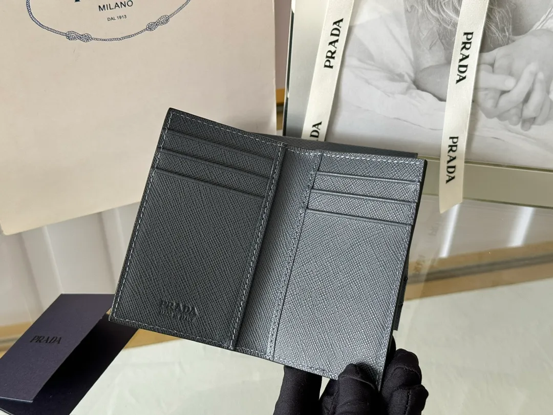 Prada cross pattern unisex card holder, can be placed in pockets, bags, and can be held in the hand. Made of cross pattern imported calfskin, pocket card holder, can hold change, 6 card slots, simple, elegant and fashionable. Model 2MC101, color as shown in the picture, size 11×7cm, original quality
