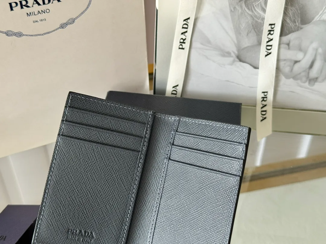 Prada cross pattern unisex card holder, can be placed in pockets, bags, and can be held in the hand. Made of cross pattern imported calfskin, pocket card holder, can hold change, 6 card slots, simple, elegant and fashionable. Model 2MC101, color as shown in the picture, size 11×7cm, original quality