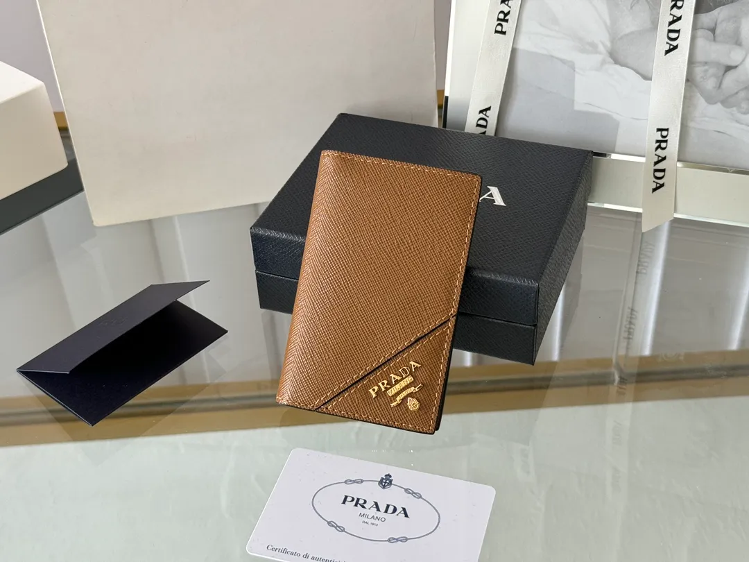 Prada cross pattern unisex card holder, can be placed in pockets, bags, and can be held in the hand. Made of cross pattern imported calfskin, pocket card holder, can hold change, 6 card slots, simple, elegant and fashionable. Model 2MC101, color as shown in the picture, size 11×7cm, original quality