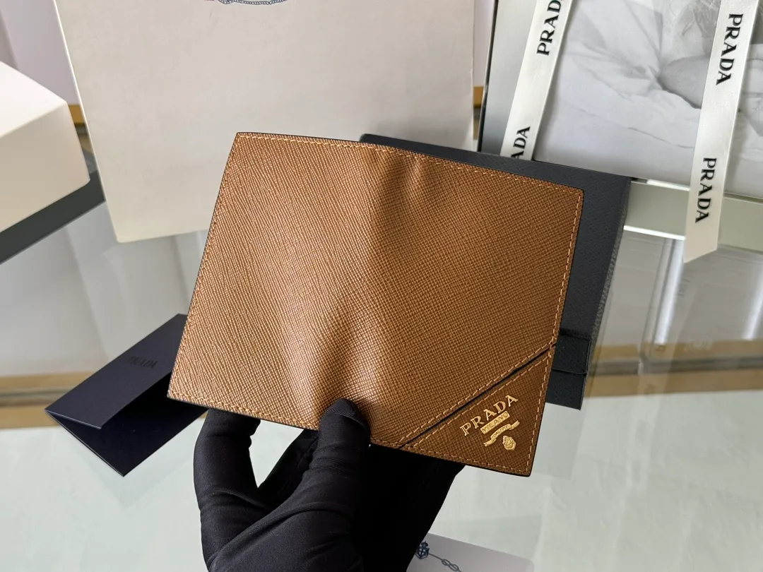 Prada cross pattern unisex card holder, can be placed in pockets, bags, and can be held in the hand. Made of cross pattern imported calfskin, pocket card holder, can hold change, 6 card slots, simple, elegant and fashionable. Model 2MC101, color as shown in the picture, size 11×7cm, original quality