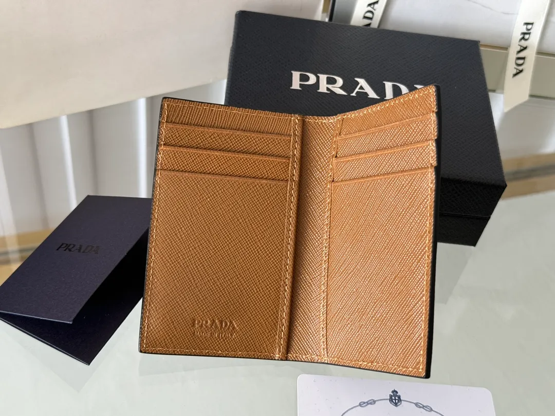 Prada cross pattern unisex card holder, can be placed in pockets, bags, and can be held in the hand. Made of cross pattern imported calfskin, pocket card holder, can hold change, 6 card slots, simple, elegant and fashionable. Model 2MC101, color as shown in the picture, size 11×7cm, original quality