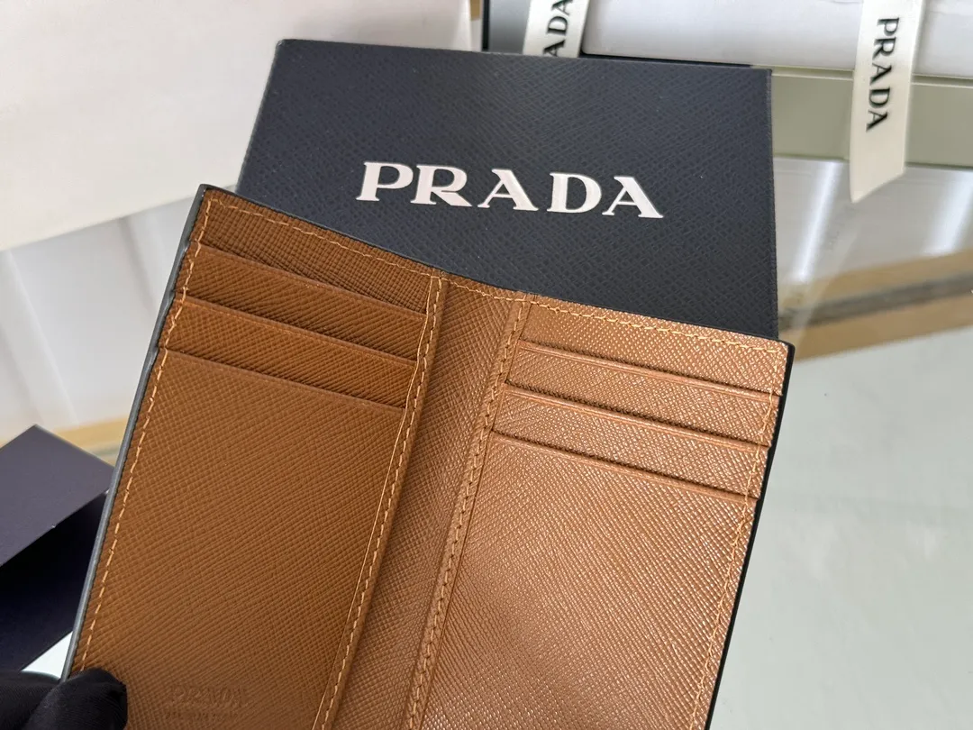 Prada cross pattern unisex card holder, can be placed in pockets, bags, and can be held in the hand. Made of cross pattern imported calfskin, pocket card holder, can hold change, 6 card slots, simple, elegant and fashionable. Model 2MC101, color as shown in the picture, size 11×7cm, original quality