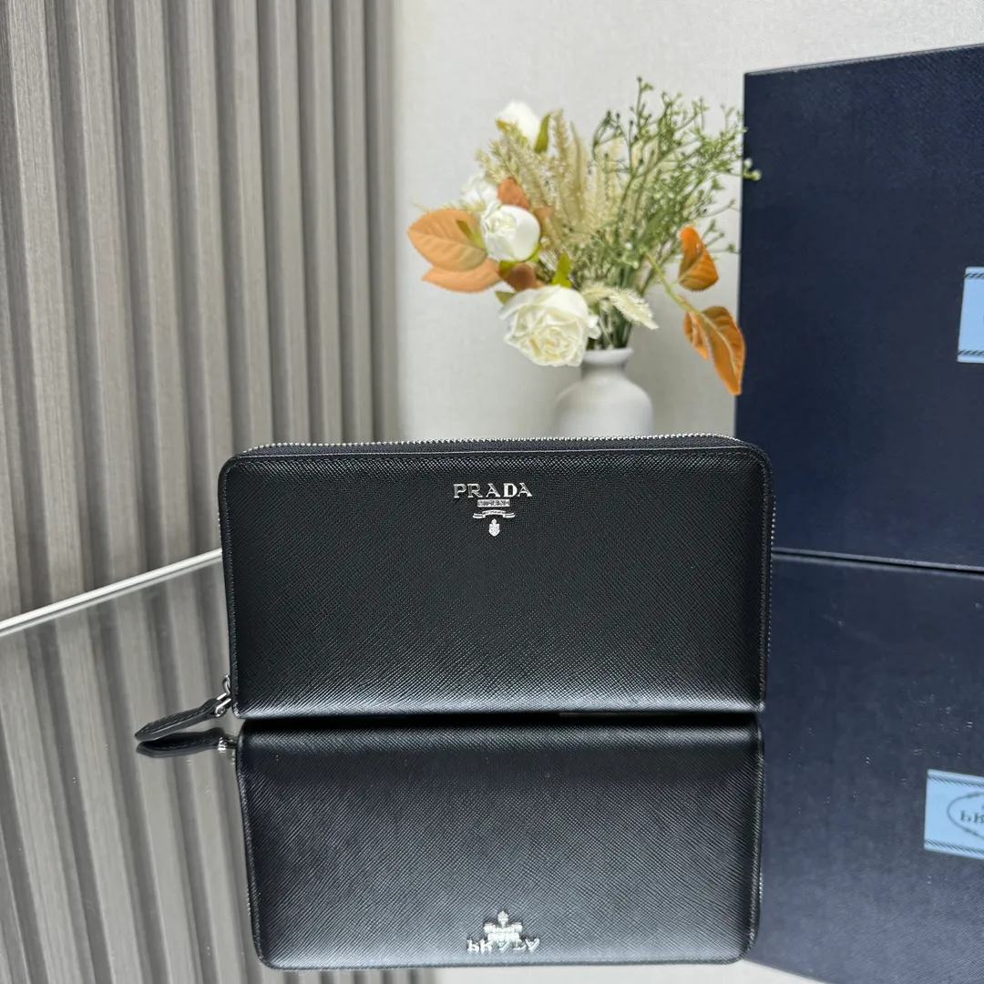 P600 [Top original order] PRADA's new single zipper wallet💼The latest counter with the same color logo, classic, simple and fashionable, official website synchronization, genuine development, model 1ML506, color: black/same color logo, inner code 164 OEM code💋 Italy's top original single cross-grain cowhide texture is excellent, imported thread lining, imported same color hardware logo accessories! The exquisite wiring is even and neat, the workmanship is exquisite, and the quality is comparable to the original product🏅️🏅️🏅️Dimensions: 20cm long and 10.3cm high