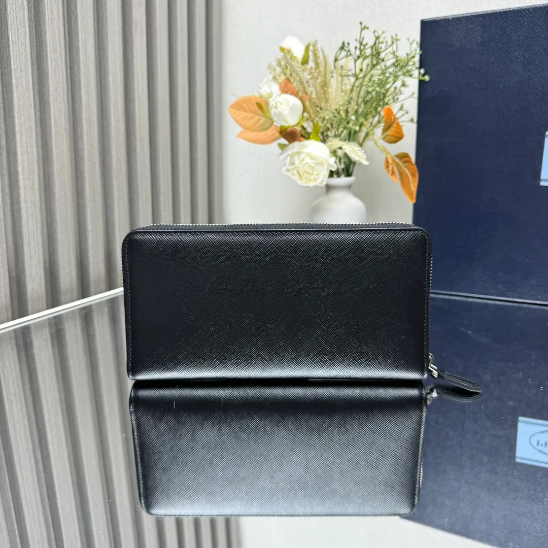 P600 [Top original order] PRADA's new single zipper wallet💼The latest counter with the same color logo, classic, simple and fashionable, official website synchronization, genuine development, model 1ML506, color: black/same color logo, inner code 164 OEM code💋 Italy's top original single cross-grain cowhide texture is excellent, imported thread lining, imported same color hardware logo accessories! The exquisite wiring is even and neat, the workmanship is exquisite, and the quality is comparable to the original product🏅️🏅️🏅️Dimensions: 20cm long and 10.3cm high