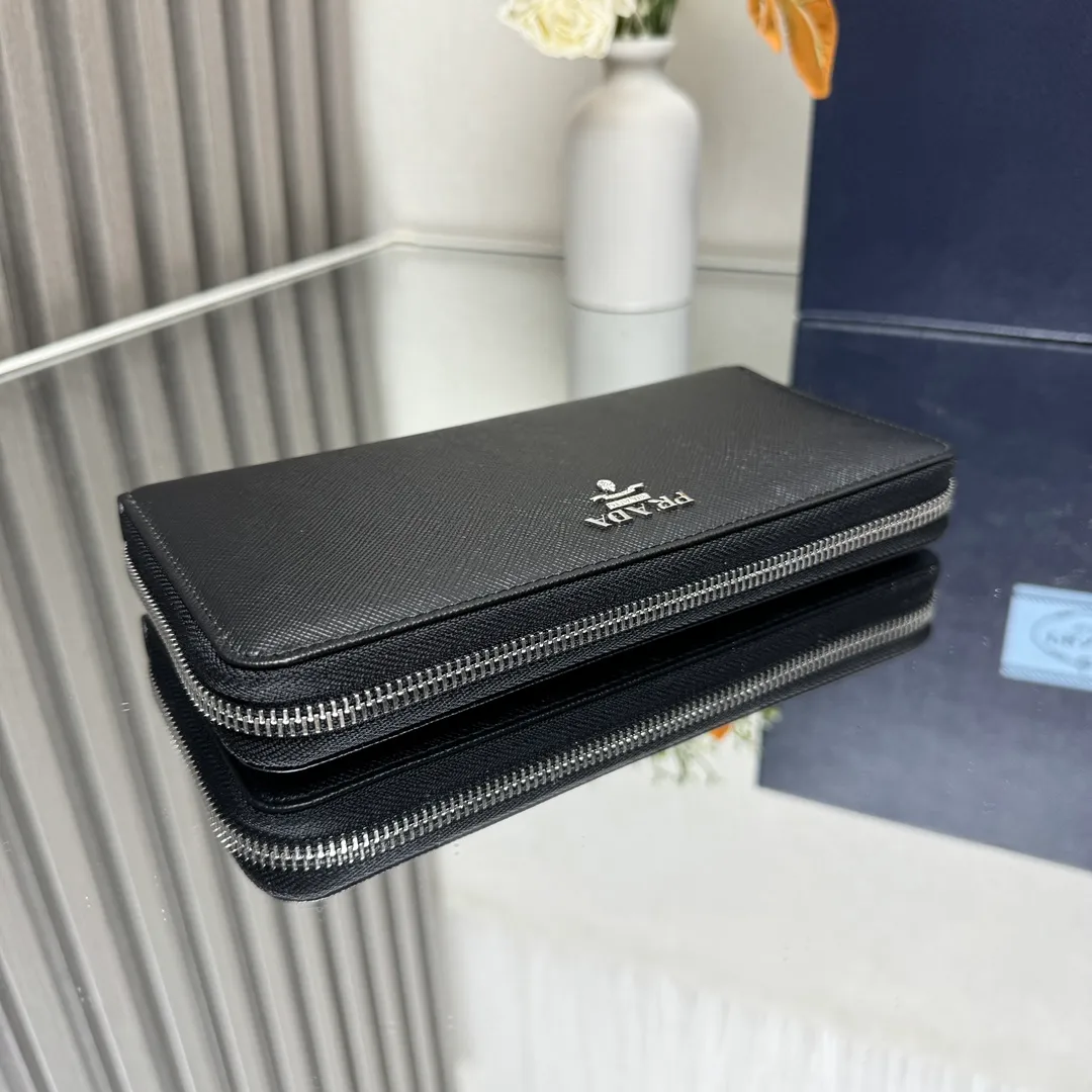 P600 [Top original order] PRADA's new single zipper wallet💼The latest counter with the same color logo, classic, simple and fashionable, official website synchronization, genuine development, model 1ML506, color: black/same color logo, inner code 164 OEM code💋 Italy's top original single cross-grain cowhide texture is excellent, imported thread lining, imported same color hardware logo accessories! The exquisite wiring is even and neat, the workmanship is exquisite, and the quality is comparable to the original product🏅️🏅️🏅️Dimensions: 20cm long and 10.3cm high