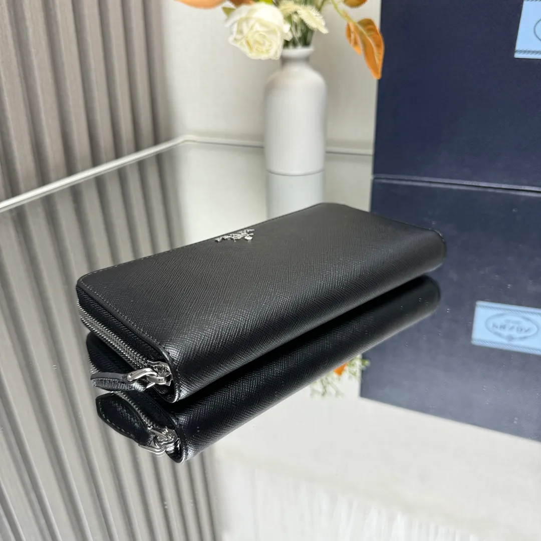 P600 [Top original order] PRADA's new single zipper wallet💼The latest counter with the same color logo, classic, simple and fashionable, official website synchronization, genuine development, model 1ML506, color: black/same color logo, inner code 164 OEM code💋 Italy's top original single cross-grain cowhide texture is excellent, imported thread lining, imported same color hardware logo accessories! The exquisite wiring is even and neat, the workmanship is exquisite, and the quality is comparable to the original product🏅️🏅️🏅️Dimensions: 20cm long and 10.3cm high