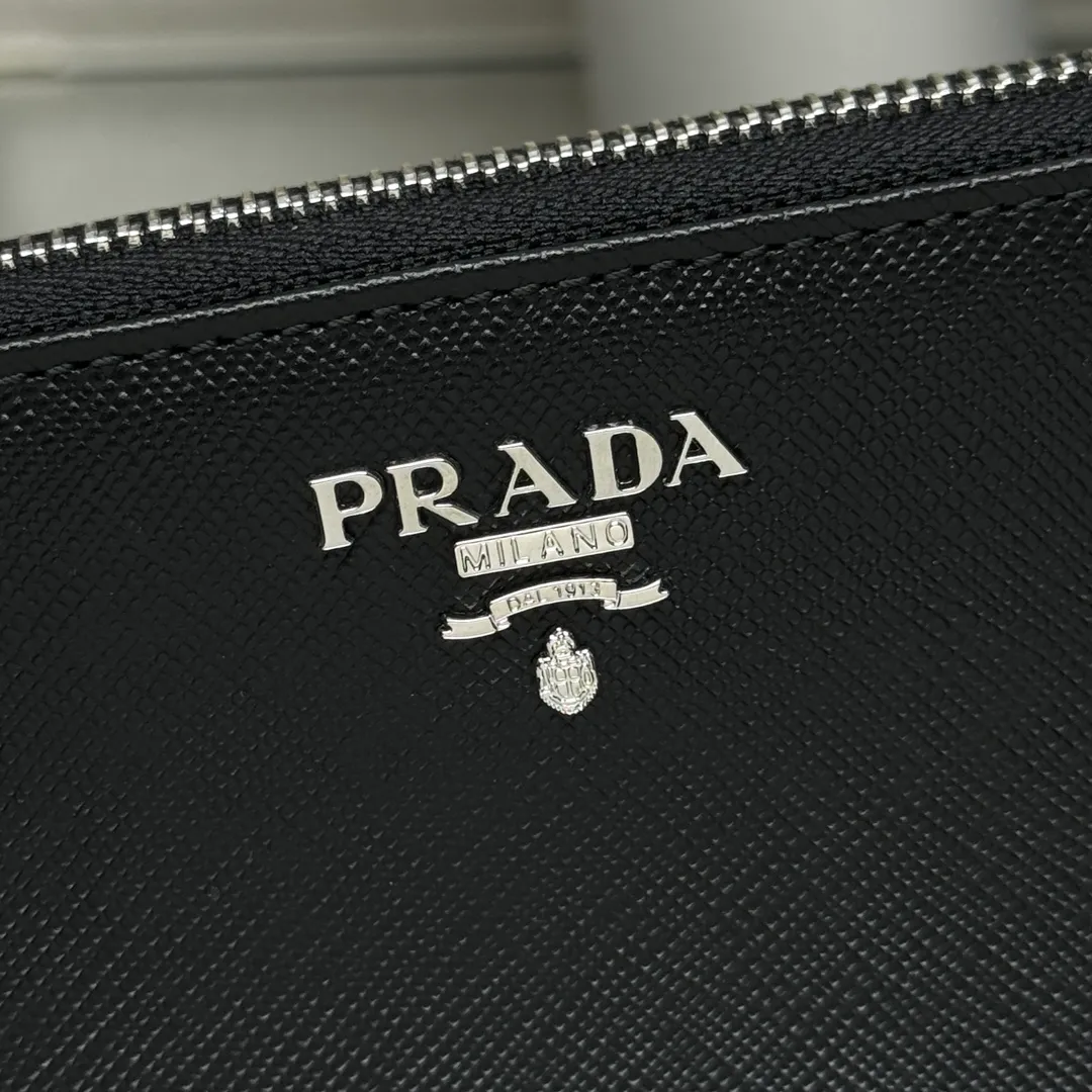 P600 [Top original order] PRADA's new single zipper wallet💼The latest counter with the same color logo, classic, simple and fashionable, official website synchronization, genuine development, model 1ML506, color: black/same color logo, inner code 164 OEM code💋 Italy's top original single cross-grain cowhide texture is excellent, imported thread lining, imported same color hardware logo accessories! The exquisite wiring is even and neat, the workmanship is exquisite, and the quality is comparable to the original product🏅️🏅️🏅️Dimensions: 20cm long and 10.3cm high