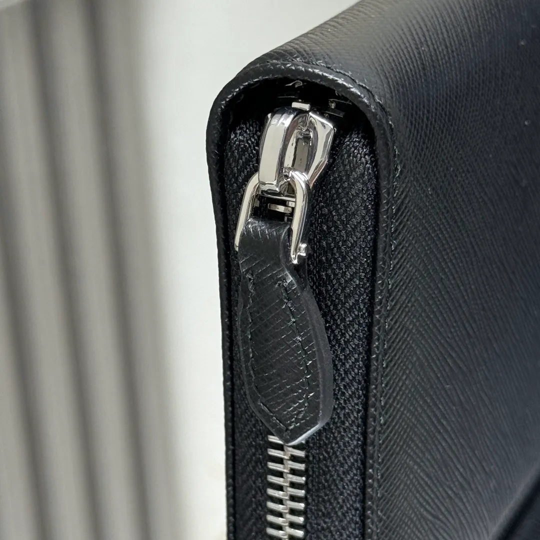 P600 [Top original order] PRADA's new single zipper wallet💼The latest counter with the same color logo, classic, simple and fashionable, official website synchronization, genuine development, model 1ML506, color: black/same color logo, inner code 164 OEM code💋 Italy's top original single cross-grain cowhide texture is excellent, imported thread lining, imported same color hardware logo accessories! The exquisite wiring is even and neat, the workmanship is exquisite, and the quality is comparable to the original product🏅️🏅️🏅️Dimensions: 20cm long and 10.3cm high