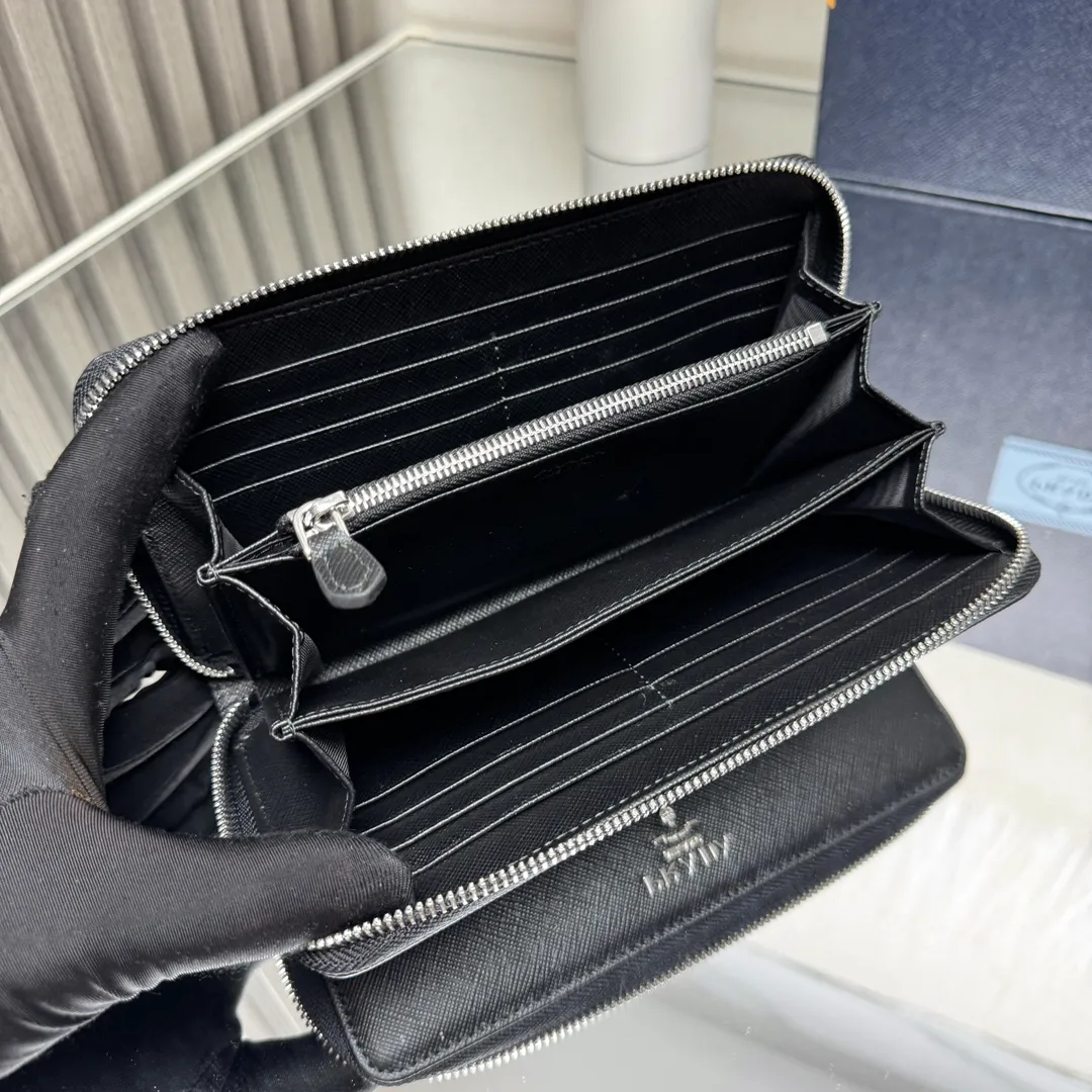 P600 [Top original order] PRADA's new single zipper wallet💼The latest counter with the same color logo, classic, simple and fashionable, official website synchronization, genuine development, model 1ML506, color: black/same color logo, inner code 164 OEM code💋 Italy's top original single cross-grain cowhide texture is excellent, imported thread lining, imported same color hardware logo accessories! The exquisite wiring is even and neat, the workmanship is exquisite, and the quality is comparable to the original product🏅️🏅️🏅️Dimensions: 20cm long and 10.3cm high
