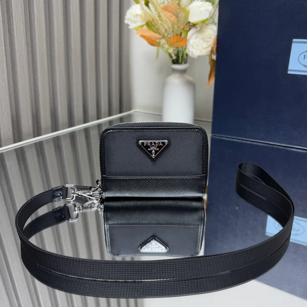 P460 [Top original order] PRADA's new coin purse💼Model 2MR039, internal code 164 OEM code💋 The exquisite and elegant Saffiano leather and practical and innovative regenerated nylon (Re-Nylon) are cleverly integrated, highlighting the charm of two classic Prada materials, giving this coin purse a personalized style. Features two card slots and an inner pocket, decorated with an enameled triangle metal logo🏅️🏅️🏅️Dimensions: Length 11cm Height 7.5cm