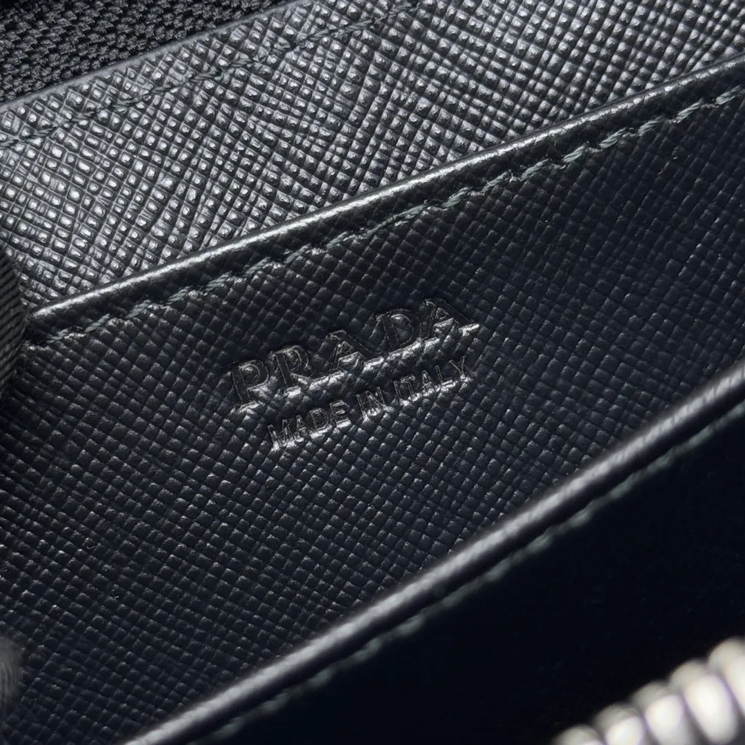 P460 [Top original order] PRADA's new coin purse💼Model 2MR039, internal code 164 OEM code💋 The exquisite and elegant Saffiano leather and practical and innovative regenerated nylon (Re-Nylon) are cleverly integrated, highlighting the charm of two classic Prada materials, giving this coin purse a personalized style. Features two card slots and an inner pocket, decorated with an enameled triangle metal logo🏅️🏅️🏅️Dimensions: Length 11cm Height 7.5cm