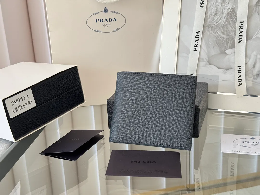 prada men's cross pattern short clip, easy to store, can hold 8 cards and cash, a must-have for men, model 2M0513, original quality, Saffiano cross pattern➕made from imported hardware, size 11cm×9.5cm, color as shown