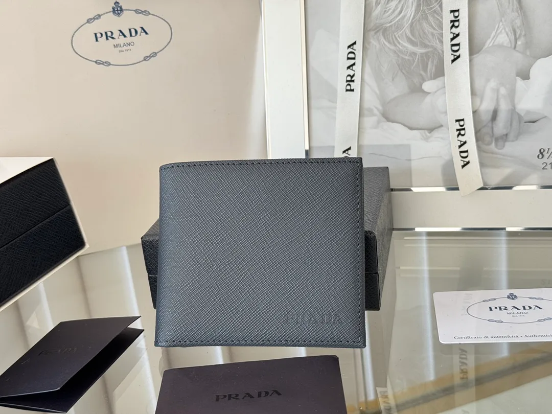 prada men's cross pattern short clip, easy to store, can hold 8 cards and cash, a must-have for men, model 2M0513, original quality, Saffiano cross pattern➕made from imported hardware, size 11cm×9.5cm, color as shown