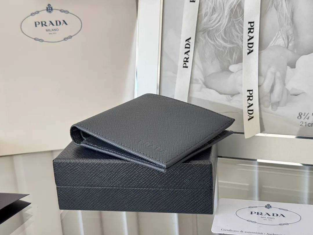 prada men's cross pattern short clip, easy to store, can hold 8 cards and cash, a must-have for men, model 2M0513, original quality, Saffiano cross pattern➕made from imported hardware, size 11cm×9.5cm, color as shown