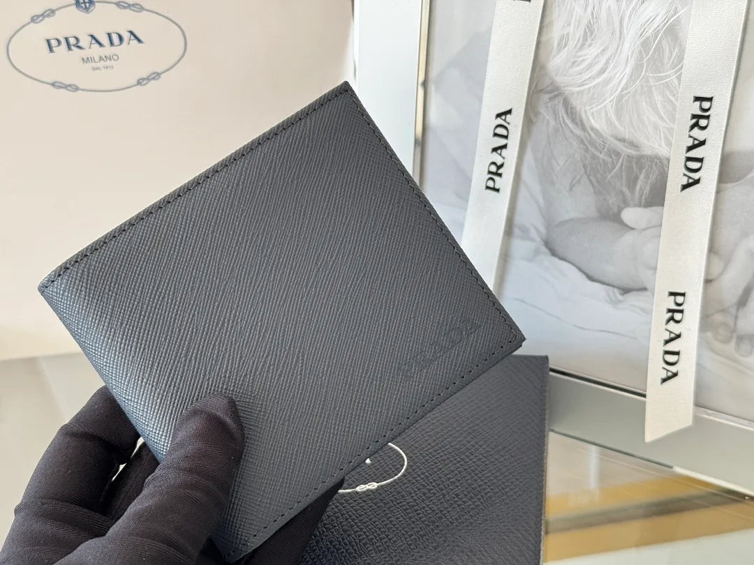 prada men's cross pattern short clip, easy to store, can hold 8 cards and cash, a must-have for men, model 2M0513, original quality, Saffiano cross pattern➕made from imported hardware, size 11cm×9.5cm, color as shown