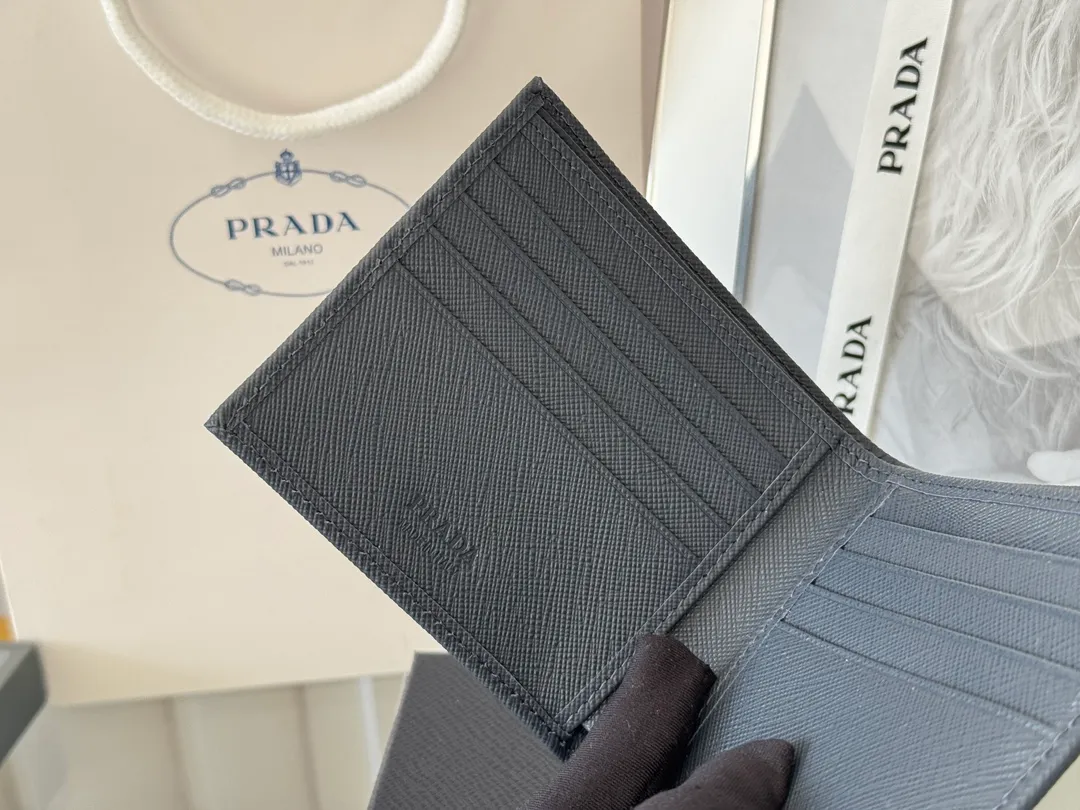 prada men's cross pattern short clip, easy to store, can hold 8 cards and cash, a must-have for men, model 2M0513, original quality, Saffiano cross pattern➕made from imported hardware, size 11cm×9.5cm, color as shown