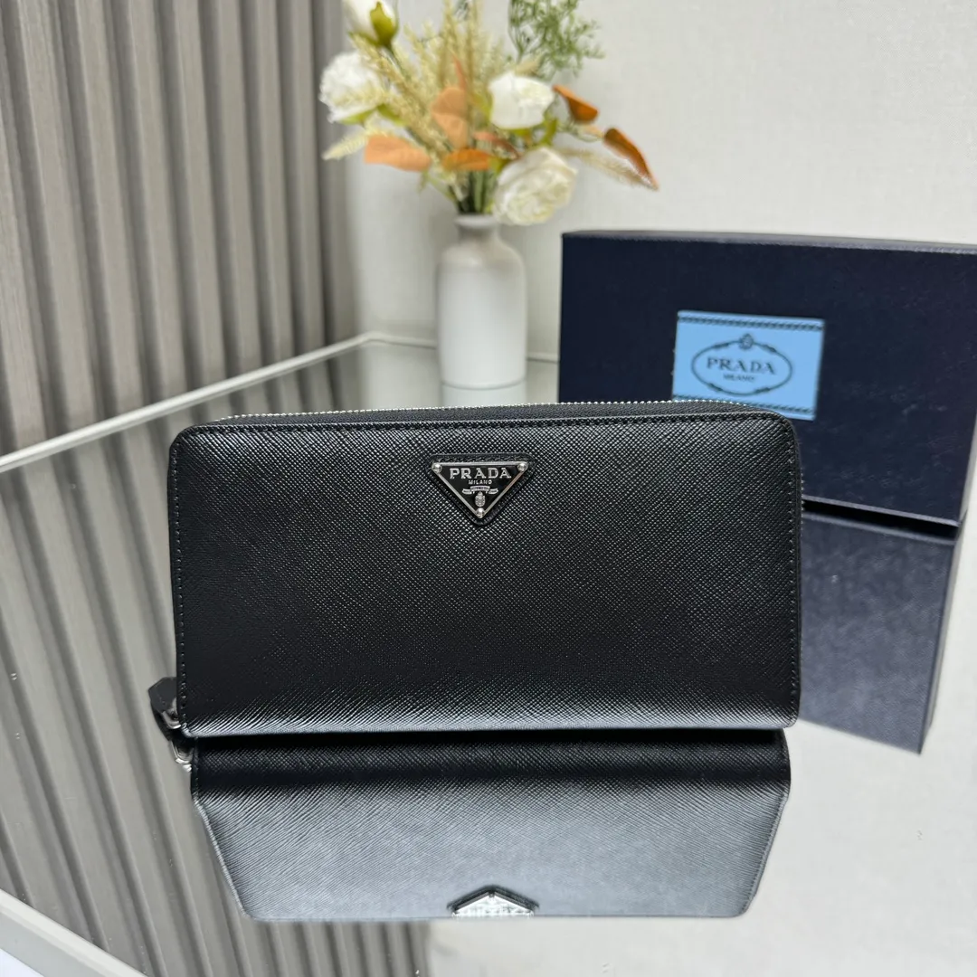 P600 [Top original order] PRADA's new single zipper wallet💼The latest counter with the same color logo, classic, simple and fashionable, official website synchronization, genuine development, model 1ML506, color: black/same color logo, inner code 164 OEM code💋 Italy's top original single cross-grain cowhide texture is excellent, imported thread lining, imported same color hardware logo accessories! The exquisite wiring is even and neat, the workmanship is exquisite, and the quality is comparable to the original product🏅️🏅️🏅️Dimensions: 20cm long and 10.3cm high