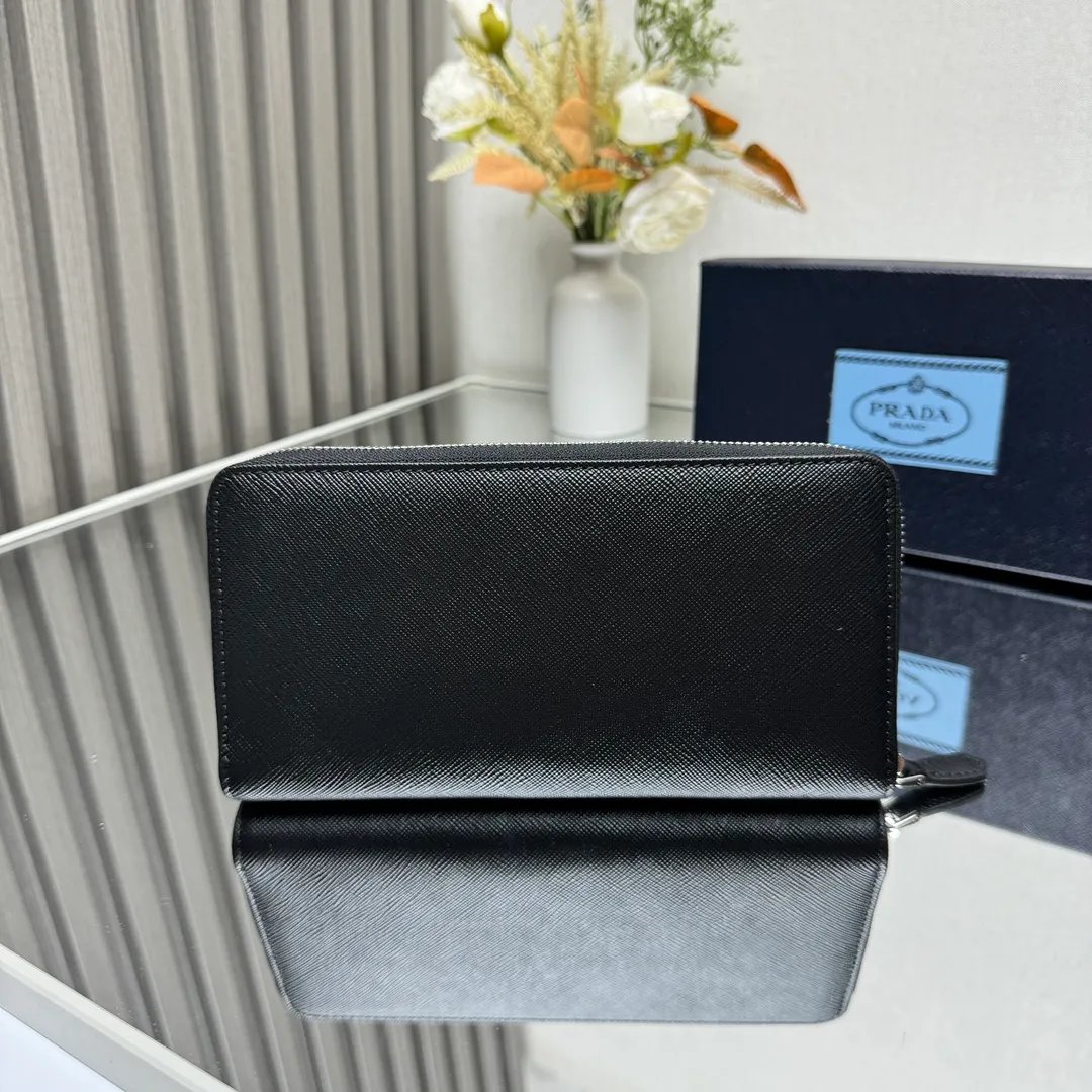 P600 [Top original order] PRADA's new single zipper wallet💼The latest counter with the same color logo, classic, simple and fashionable, official website synchronization, genuine development, model 1ML506, color: black/same color logo, inner code 164 OEM code💋 Italy's top original single cross-grain cowhide texture is excellent, imported thread lining, imported same color hardware logo accessories! The exquisite wiring is even and neat, the workmanship is exquisite, and the quality is comparable to the original product🏅️🏅️🏅️Dimensions: 20cm long and 10.3cm high