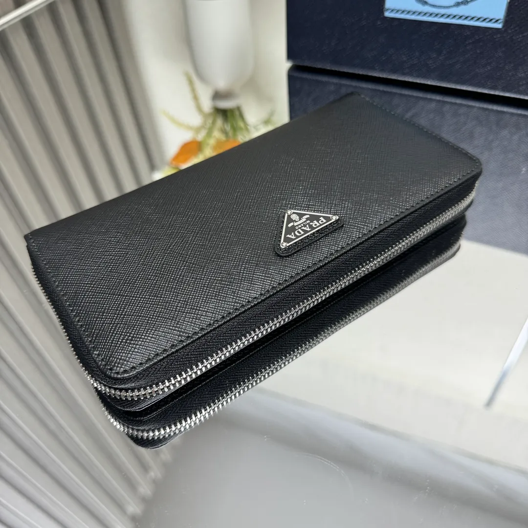 P600 [Top original order] PRADA's new single zipper wallet💼The latest counter with the same color logo, classic, simple and fashionable, official website synchronization, genuine development, model 1ML506, color: black/same color logo, inner code 164 OEM code💋 Italy's top original single cross-grain cowhide texture is excellent, imported thread lining, imported same color hardware logo accessories! The exquisite wiring is even and neat, the workmanship is exquisite, and the quality is comparable to the original product🏅️🏅️🏅️Dimensions: 20cm long and 10.3cm high