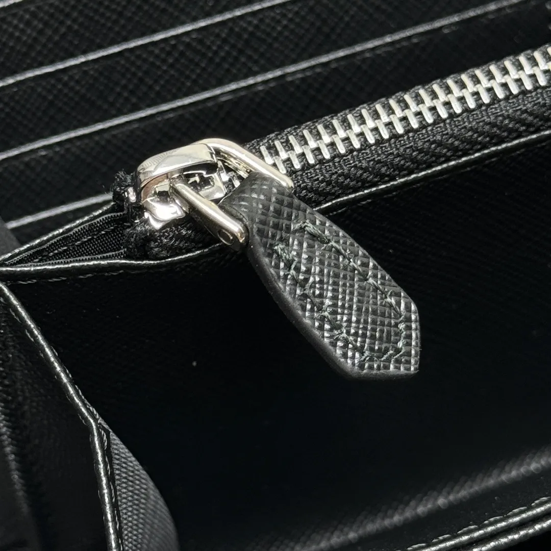 P600 [Top original order] PRADA's new single zipper wallet💼The latest counter with the same color logo, classic, simple and fashionable, official website synchronization, genuine development, model 1ML506, color: black/same color logo, inner code 164 OEM code💋 Italy's top original single cross-grain cowhide texture is excellent, imported thread lining, imported same color hardware logo accessories! The exquisite wiring is even and neat, the workmanship is exquisite, and the quality is comparable to the original product🏅️🏅️🏅️Dimensions: 20cm long and 10.3cm high
