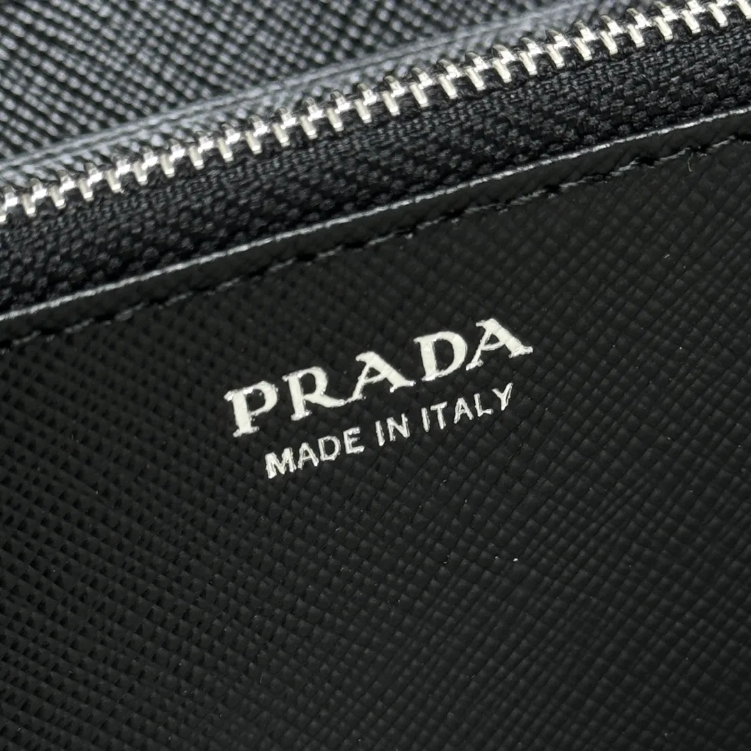 P600 [Top original order] PRADA's new single zipper wallet💼The latest counter with the same color logo, classic, simple and fashionable, official website synchronization, genuine development, model 1ML506, color: black/same color logo, inner code 164 OEM code💋 Italy's top original single cross-grain cowhide texture is excellent, imported thread lining, imported same color hardware logo accessories! The exquisite wiring is even and neat, the workmanship is exquisite, and the quality is comparable to the original product🏅️🏅️🏅️Dimensions: 20cm long and 10.3cm high