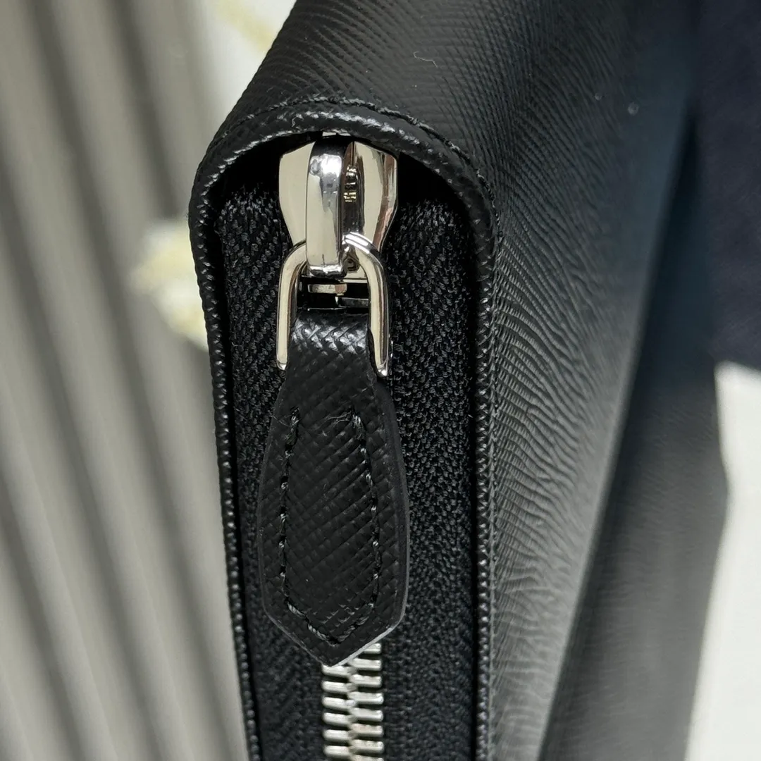 P600 [Top original order] PRADA's new single zipper wallet💼The latest counter with the same color logo, classic, simple and fashionable, official website synchronization, genuine development, model 1ML506, color: black/same color logo, inner code 164 OEM code💋 Italy's top original single cross-grain cowhide texture is excellent, imported thread lining, imported same color hardware logo accessories! The exquisite wiring is even and neat, the workmanship is exquisite, and the quality is comparable to the original product🏅️🏅️🏅️Dimensions: 20cm long and 10.3cm high