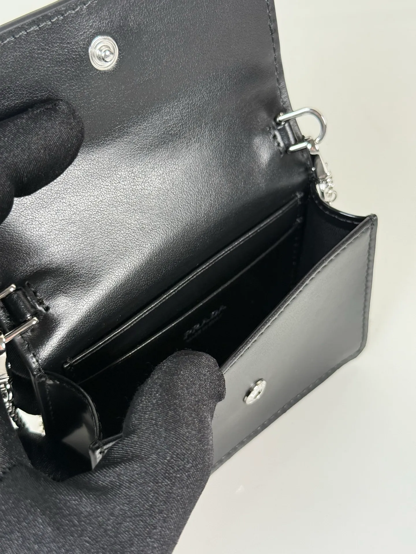 900💰P Home➡️Multi-functional mini backpack for women, model 1MR034, flip-top card holder with detachable Saffiano leather shoulder strap, metal triangular micro-mark decorating the front, size 11.5 x8 x2.5cm, two card slots inside, snap closure, in summer it is a mini backpack, in winter it can be turned into a small card holder by removing the shoulder strap, super practical and worth owning👍