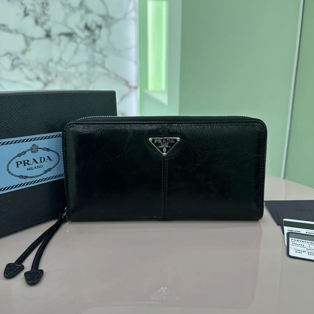 P640 [Top original order] PRADA's new single zipper wallet💼The latest style at the counter, simple and fashionable, synchronized with the official website, genuine development, model 2ML059, internal code 164 OEM code💋 This practical wallet is made of glossy leather. It has a large internal space, outlines smooth lines and classic geometric patterns, and highlights a refined and elegant modern style. It has 6 card slots, 2 receipt compartments, and 2 document pockets. 🏅️🏅️🏅️Size: 20cm*10.3cm