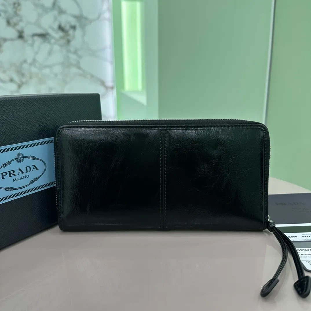 P640 [Top original order] PRADA's new single zipper wallet💼The latest style at the counter, simple and fashionable, synchronized with the official website, genuine development, model 2ML059, internal code 164 OEM code💋 This practical wallet is made of glossy leather. It has a large internal space, outlines smooth lines and classic geometric patterns, and highlights a refined and elegant modern style. It has 6 card slots, 2 receipt compartments, and 2 document pockets. 🏅️🏅️🏅️Size: 20cm*10.3cm