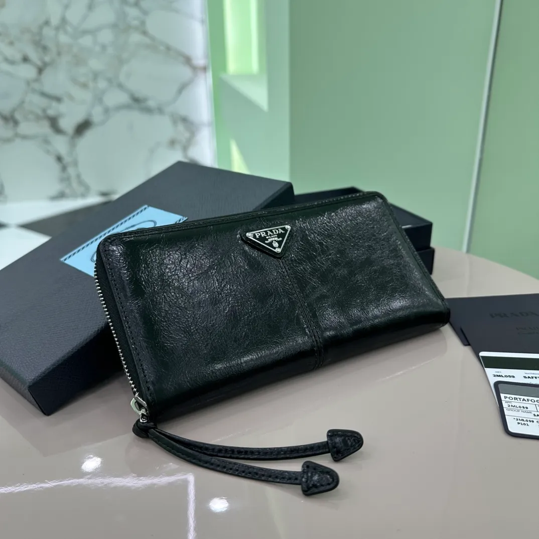P640 [Top original order] PRADA's new single zipper wallet💼The latest style at the counter, simple and fashionable, synchronized with the official website, genuine development, model 2ML059, internal code 164 OEM code💋 This practical wallet is made of glossy leather. It has a large internal space, outlines smooth lines and classic geometric patterns, and highlights a refined and elegant modern style. It has 6 card slots, 2 receipt compartments, and 2 document pockets. 🏅️🏅️🏅️Size: 20cm*10.3cm