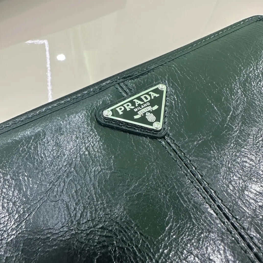 P640 [Top original order] PRADA's new single zipper wallet💼The latest style at the counter, simple and fashionable, synchronized with the official website, genuine development, model 2ML059, internal code 164 OEM code💋 This practical wallet is made of glossy leather. It has a large internal space, outlines smooth lines and classic geometric patterns, and highlights a refined and elegant modern style. It has 6 card slots, 2 receipt compartments, and 2 document pockets. 🏅️🏅️🏅️Size: 20cm*10.3cm