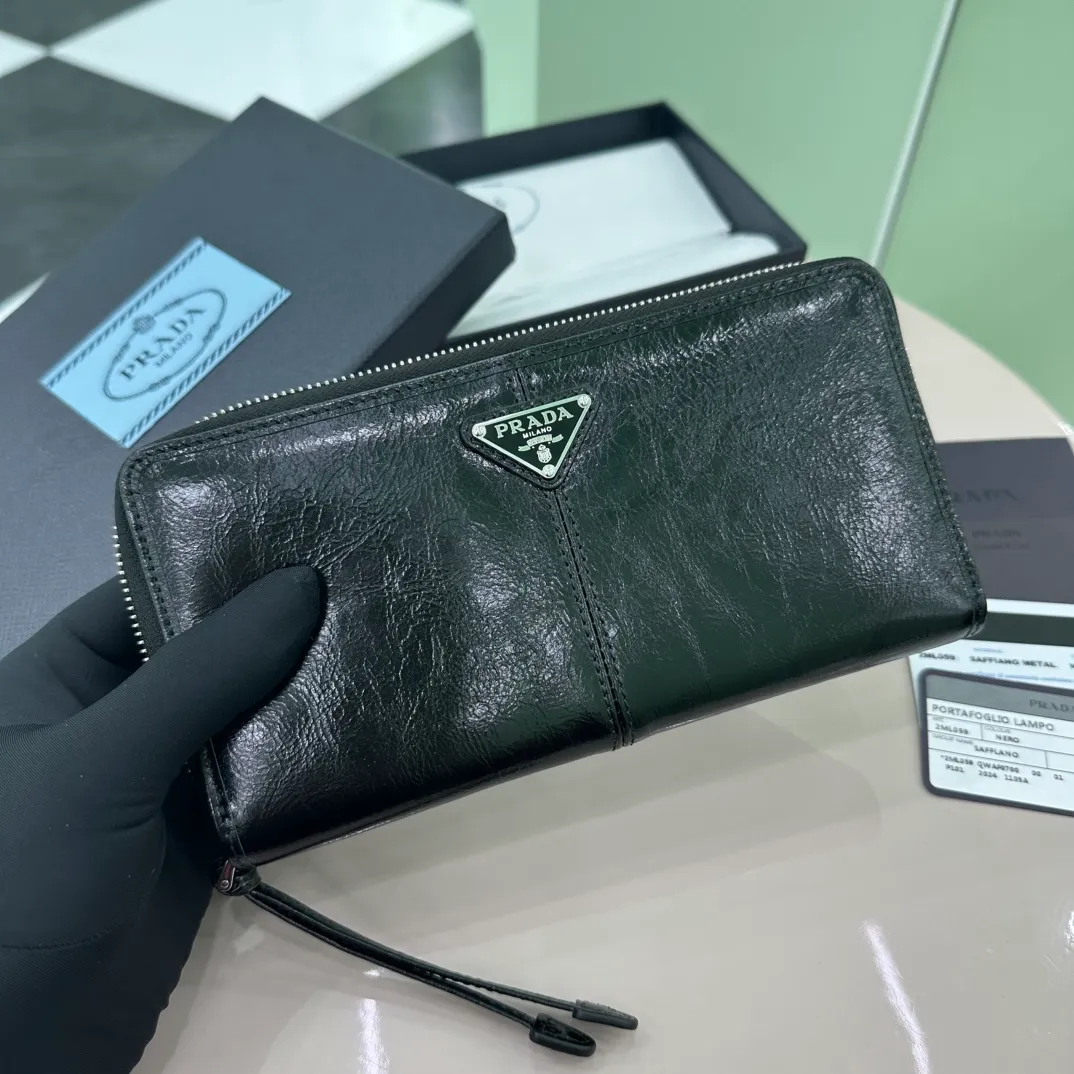 P640 [Top original order] PRADA's new single zipper wallet💼The latest style at the counter, simple and fashionable, synchronized with the official website, genuine development, model 2ML059, internal code 164 OEM code💋 This practical wallet is made of glossy leather. It has a large internal space, outlines smooth lines and classic geometric patterns, and highlights a refined and elegant modern style. It has 6 card slots, 2 receipt compartments, and 2 document pockets. 🏅️🏅️🏅️Size: 20cm*10.3cm