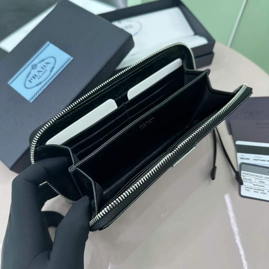 P640 [Top original order] PRADA's new single zipper wallet💼The latest style at the counter, simple and fashionable, synchronized with the official website, genuine development, model 2ML059, internal code 164 OEM code💋 This practical wallet is made of glossy leather. It has a large internal space, outlines smooth lines and classic geometric patterns, and highlights a refined and elegant modern style. It has 6 card slots, 2 receipt compartments, and 2 document pockets. 🏅️🏅️🏅️Size: 20cm*10.3cm