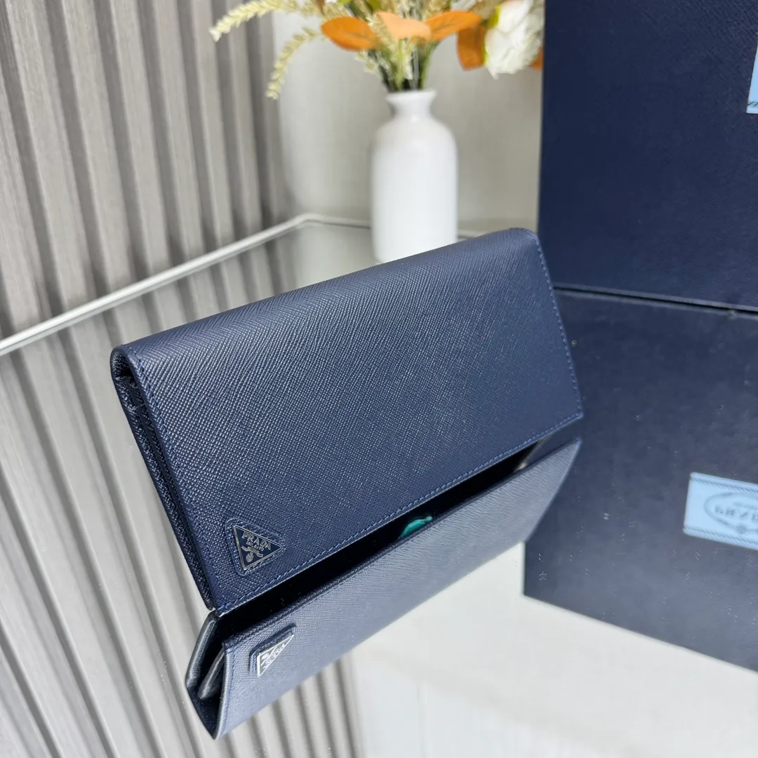 P480 [Top original order] PRADA suit clip wallet 💼Classic, model 2MV836, internal code 164 OEM code 💋 The characteristic of this long wallet is that it is made of Saffiano leather and is decorated with an enameled triangle logo on the front. Open slightly to reveal 1 zippered pocket, fabric lining and 13 card pockets. One banknote compartment, one zipper bag, four ID pockets, thirteen card pockets🏅️🏅️🏅️Dimensions: length 19cm, height 9.5cm
