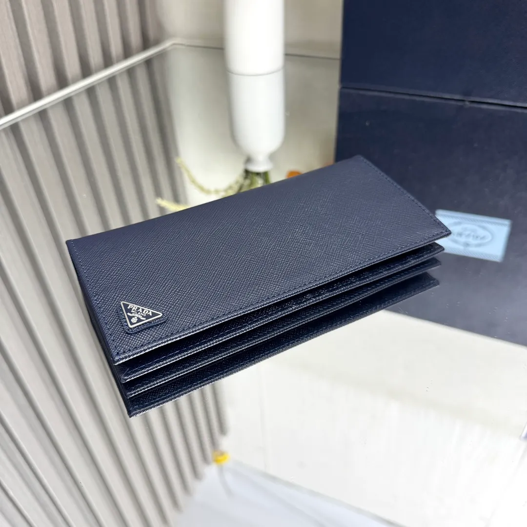 P480 [Top original order] PRADA suit clip wallet 💼Classic, model 2MV836, internal code 164 OEM code 💋 The characteristic of this long wallet is that it is made of Saffiano leather and is decorated with an enameled triangle logo on the front. Open slightly to reveal 1 zippered pocket, fabric lining and 13 card pockets. One banknote compartment, one zipper bag, four ID pockets, thirteen card pockets🏅️🏅️🏅️Dimensions: length 19cm, height 9.5cm