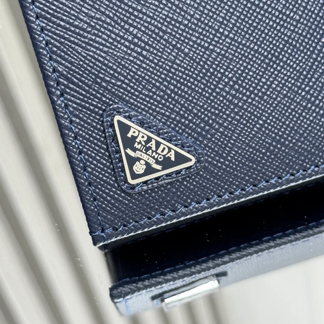 P480 [Top original order] PRADA suit clip wallet 💼Classic, model 2MV836, internal code 164 OEM code 💋 The characteristic of this long wallet is that it is made of Saffiano leather and is decorated with an enameled triangle logo on the front. Open slightly to reveal 1 zippered pocket, fabric lining and 13 card pockets. One banknote compartment, one zipper bag, four ID pockets, thirteen card pockets🏅️🏅️🏅️Dimensions: length 19cm, height 9.5cm