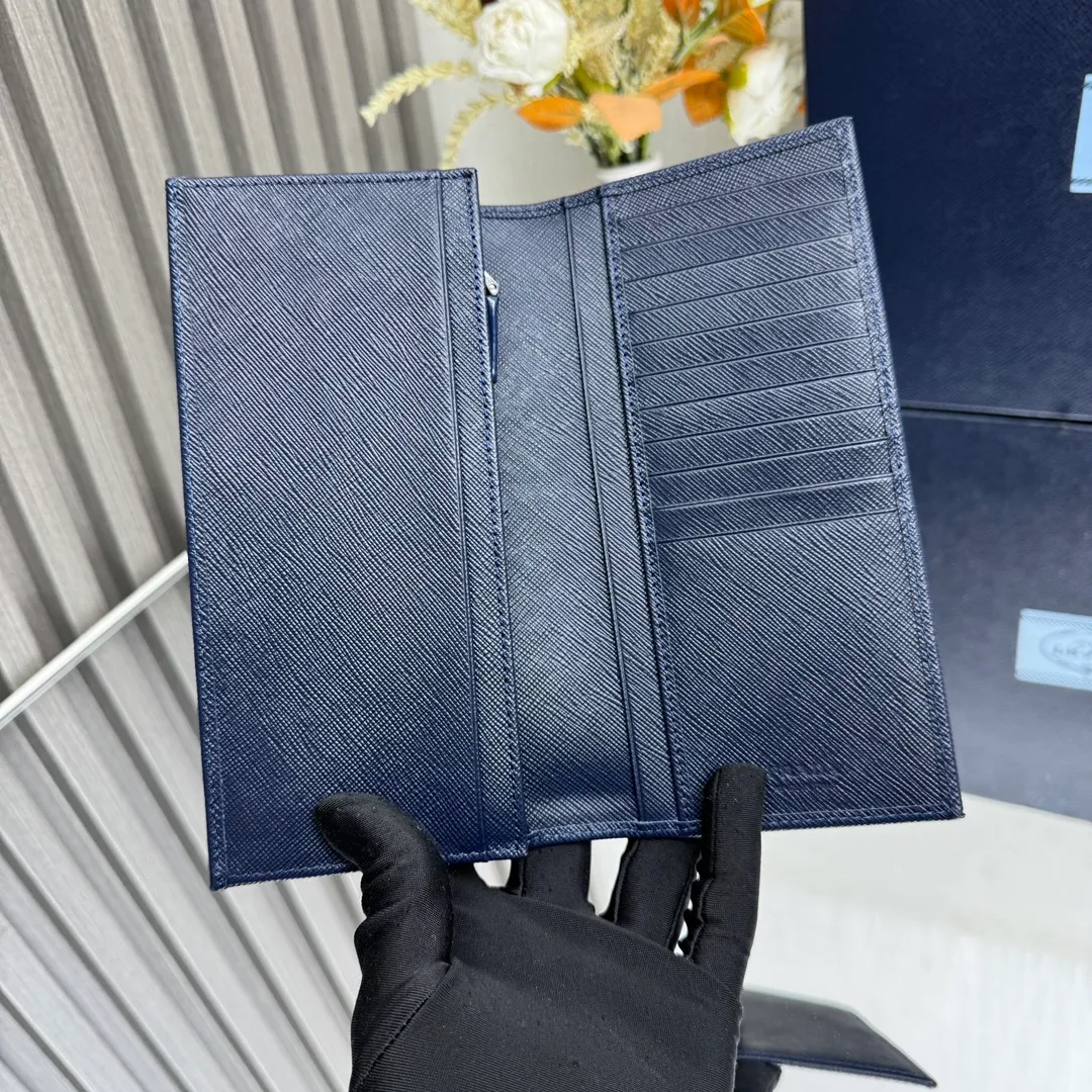 P480 [Top original order] PRADA suit clip wallet 💼Classic, model 2MV836, internal code 164 OEM code 💋 The characteristic of this long wallet is that it is made of Saffiano leather and is decorated with an enameled triangle logo on the front. Open slightly to reveal 1 zippered pocket, fabric lining and 13 card pockets. One banknote compartment, one zipper bag, four ID pockets, thirteen card pockets🏅️🏅️🏅️Dimensions: length 19cm, height 9.5cm