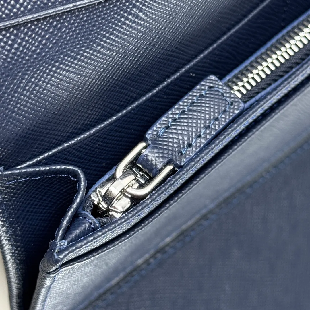 P480 [Top original order] PRADA suit clip wallet 💼Classic, model 2MV836, internal code 164 OEM code 💋 The characteristic of this long wallet is that it is made of Saffiano leather and is decorated with an enameled triangle logo on the front. Open slightly to reveal 1 zippered pocket, fabric lining and 13 card pockets. One banknote compartment, one zipper bag, four ID pockets, thirteen card pockets🏅️🏅️🏅️Dimensions: length 19cm, height 9.5cm