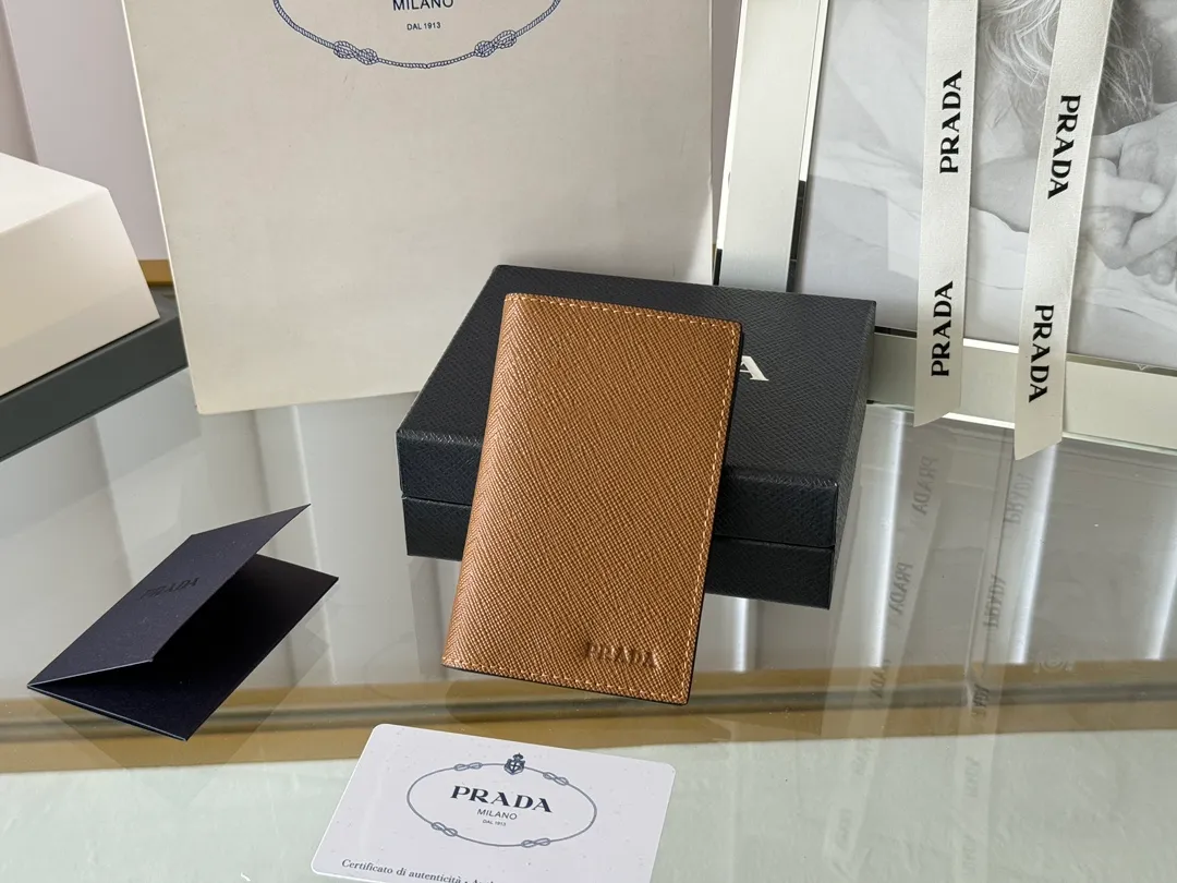 Prada cross pattern unisex card holder, can be placed in pockets, bags, and can be held in the hand. Made of cross pattern imported calfskin, pocket card holder, can hold change, 6 card slots, simple, elegant and fashionable. Model 2MC101, color as shown in the picture, size 11×7cm, original quality