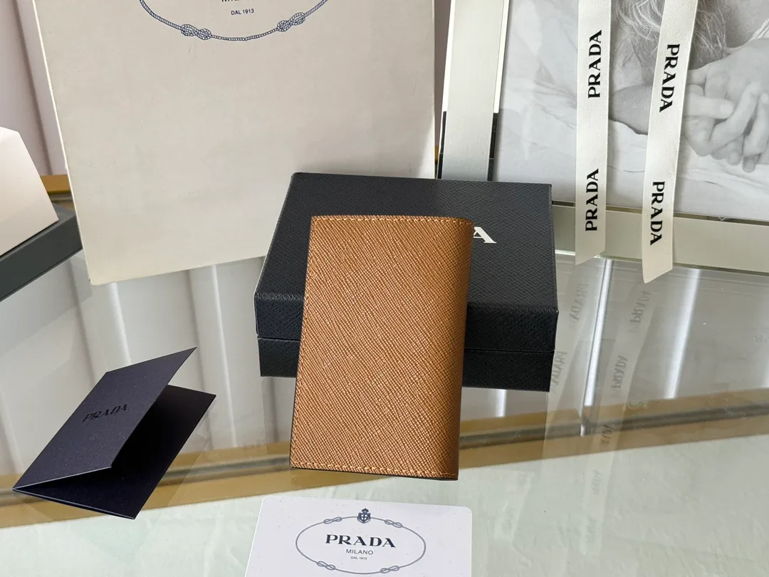 Prada cross pattern unisex card holder, can be placed in pockets, bags, and can be held in the hand. Made of cross pattern imported calfskin, pocket card holder, can hold change, 6 card slots, simple, elegant and fashionable. Model 2MC101, color as shown in the picture, size 11×7cm, original quality