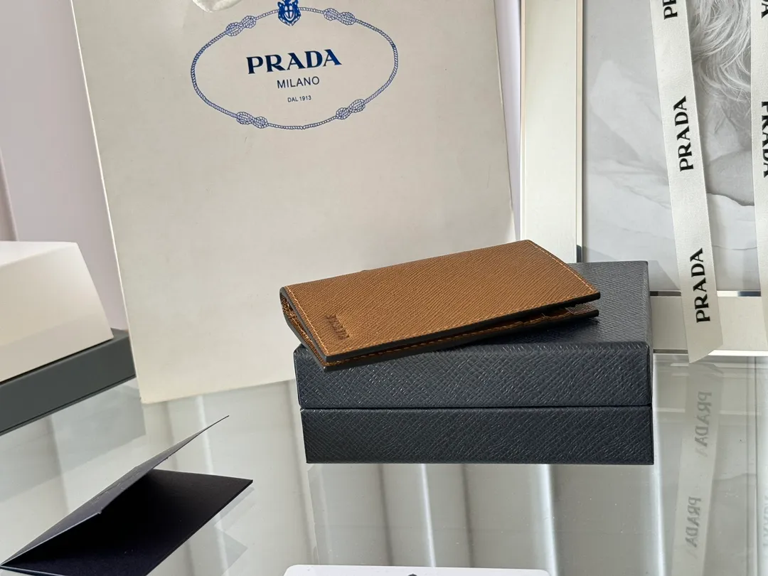 Prada cross pattern unisex card holder, can be placed in pockets, bags, and can be held in the hand. Made of cross pattern imported calfskin, pocket card holder, can hold change, 6 card slots, simple, elegant and fashionable. Model 2MC101, color as shown in the picture, size 11×7cm, original quality