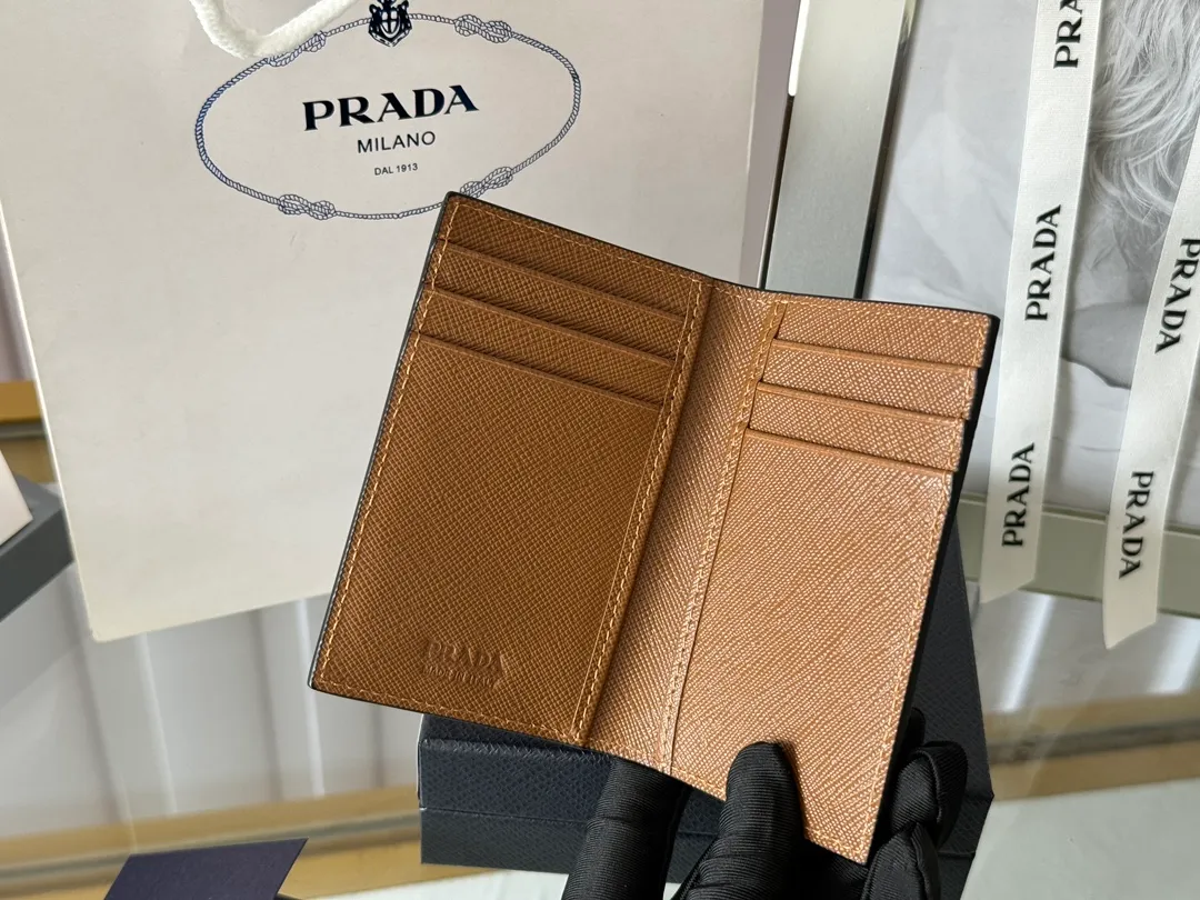 Prada cross pattern unisex card holder, can be placed in pockets, bags, and can be held in the hand. Made of cross pattern imported calfskin, pocket card holder, can hold change, 6 card slots, simple, elegant and fashionable. Model 2MC101, color as shown in the picture, size 11×7cm, original quality