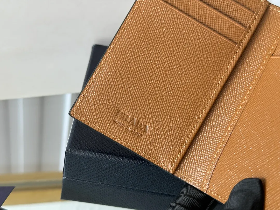 Prada cross pattern unisex card holder, can be placed in pockets, bags, and can be held in the hand. Made of cross pattern imported calfskin, pocket card holder, can hold change, 6 card slots, simple, elegant and fashionable. Model 2MC101, color as shown in the picture, size 11×7cm, original quality