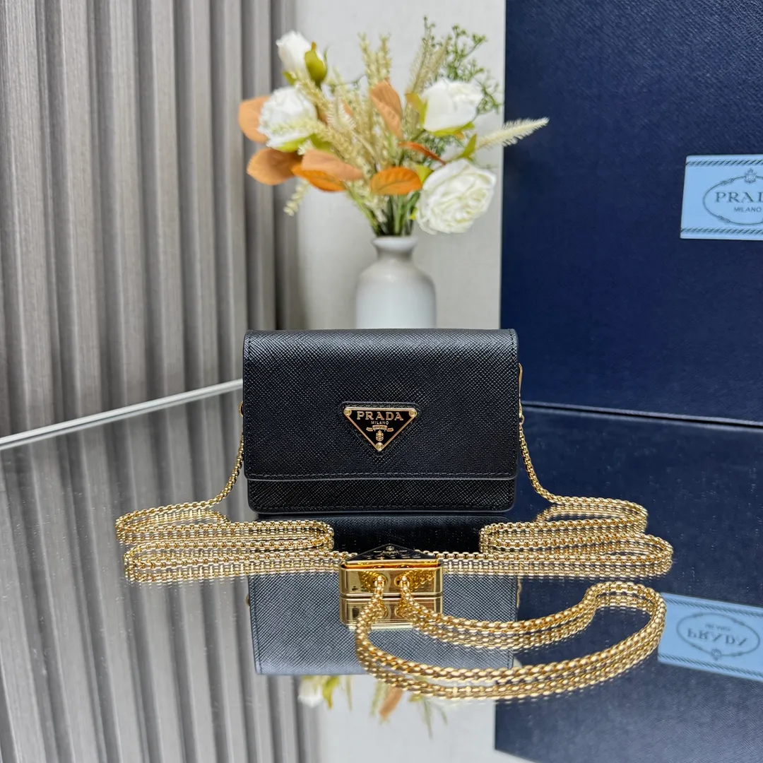P560 [Top original order] Prada's new chain card holder 💼Model 1MR034, 164 OEM code ✨ This exquisite and versatile flip card holder is equipped with a detachable chain shoulder strap, which adds gorgeous style and is easy to carry in a variety of ways. A metal lettering logo adorns the front of the Saffiano leather jacket. Saffiano leather, the brand's signature material, features a chic cross-hatch texture and waxed finish. Snap button closure, enameled metal triangle logo, two card slots Moiré and Saffiano leather lining, detachable chain shoulder strap 🏅️🏅️🏅️Size: 11.5*8*2.5cm