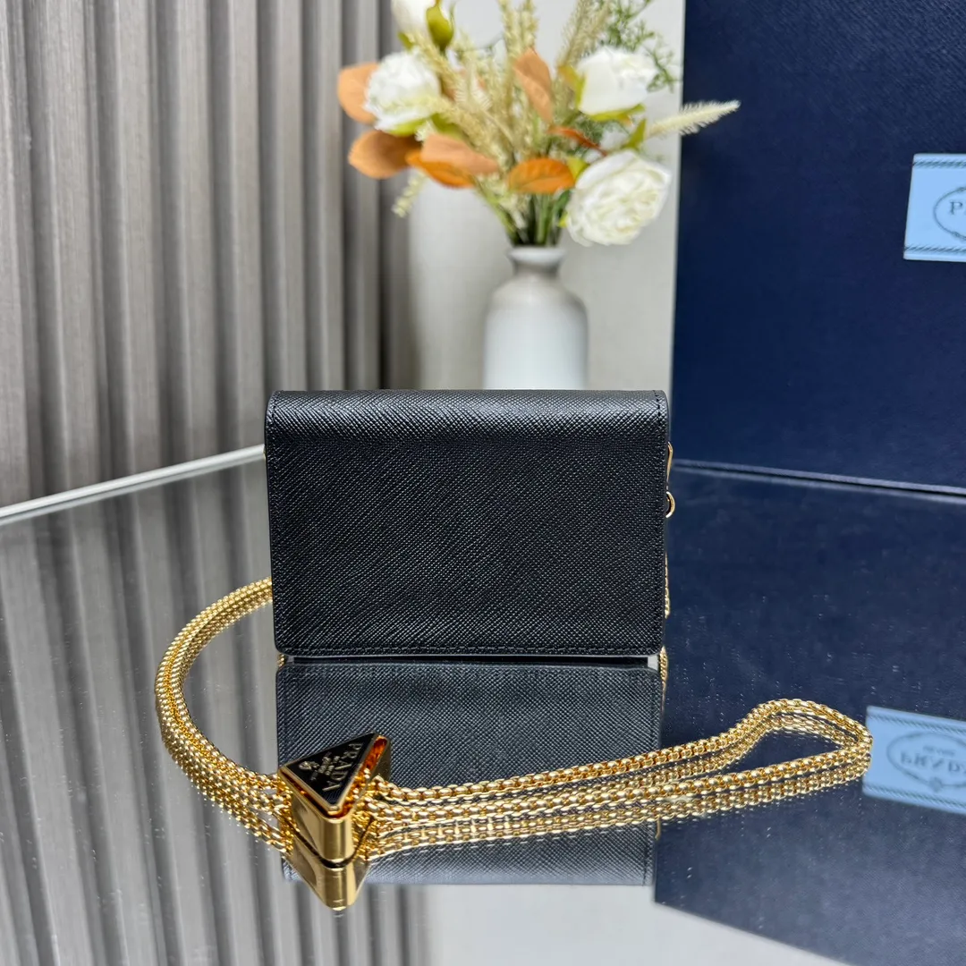 P560 [Top original order] Prada's new chain card holder 💼Model 1MR034, 164 OEM code ✨ This exquisite and versatile flip card holder is equipped with a detachable chain shoulder strap, which adds gorgeous style and is easy to carry in a variety of ways. A metal lettering logo adorns the front of the Saffiano leather jacket. Saffiano leather, the brand's signature material, features a chic cross-hatch texture and waxed finish. Snap button closure, enameled metal triangle logo, two card slots Moiré and Saffiano leather lining, detachable chain shoulder strap 🏅️🏅️🏅️Size: 11.5*8*2.5cm
